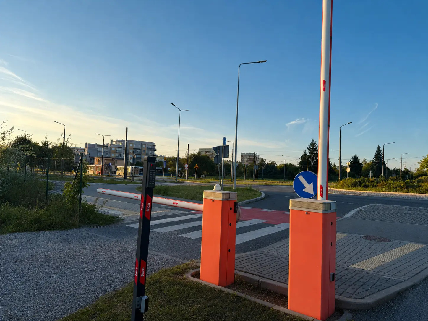 Wjazd na plac bezpośrednio z ronda Wojska Polskiego i Chemicznej